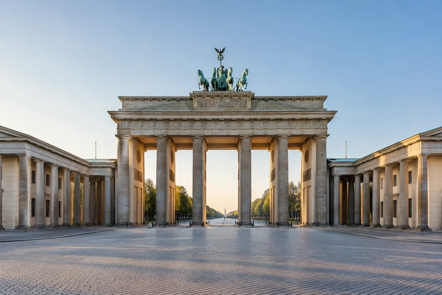 Brandenburger Tor im Morgenlicht mit leerem Platz davor