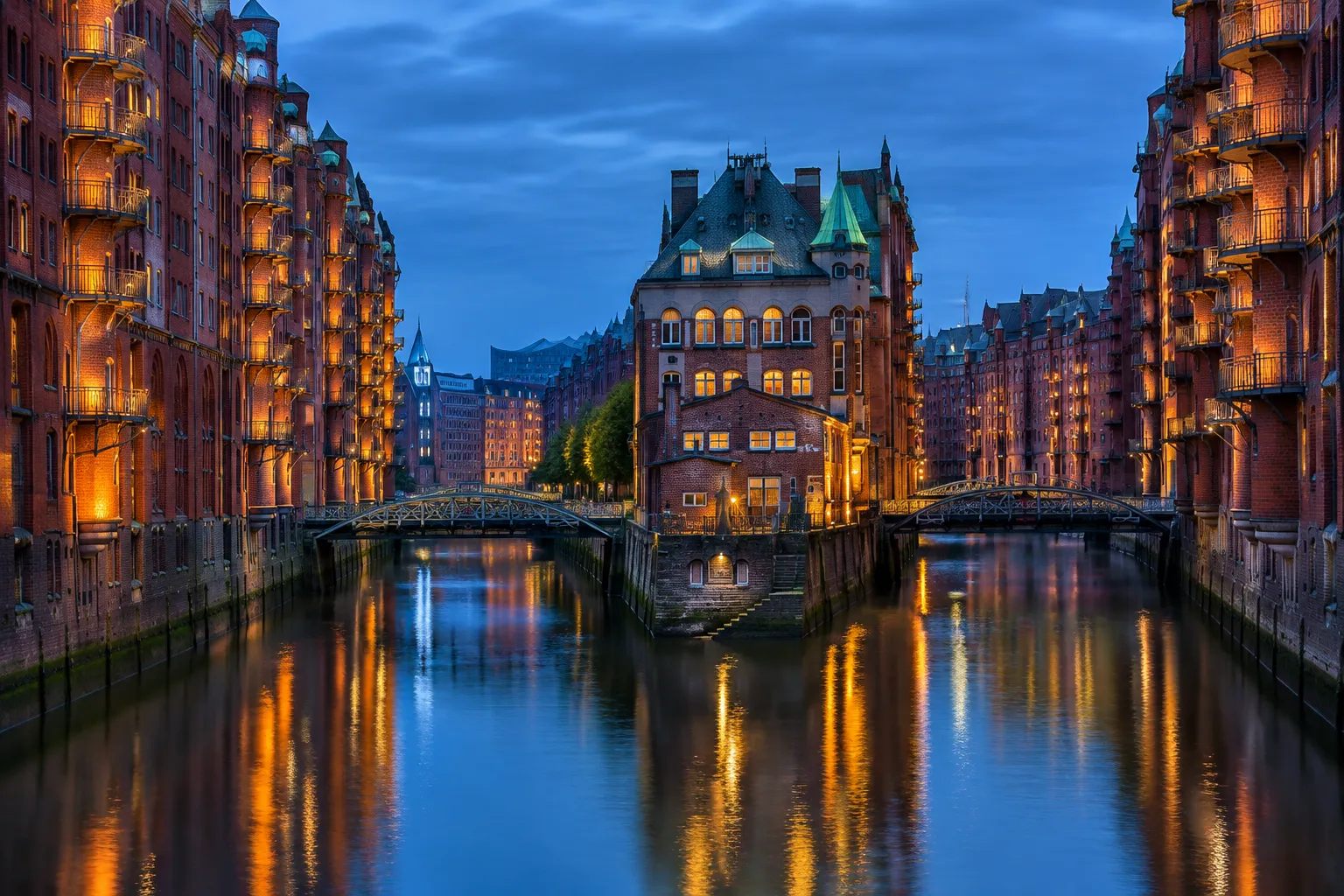 Backsteinspeicher der Hamburger Speicherstadt an einem Fleet zur blauen Stunde