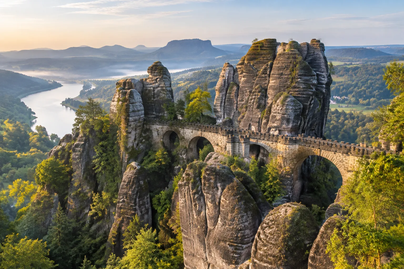 Basteibrücke zwischen den Sandsteinfelsen der Sächsischen Schweiz über dem Elbtal