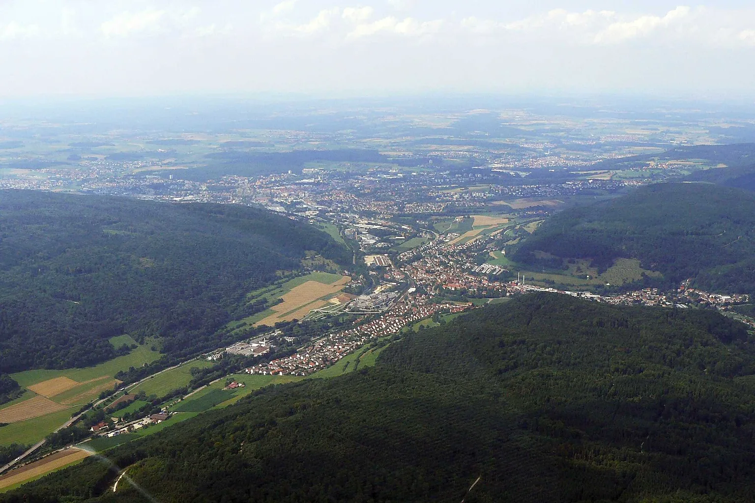 Aalen aus südlicher Richtung gesehen; im Vordergrund befindet sich Unterkochen, die Kernstadt dahinter