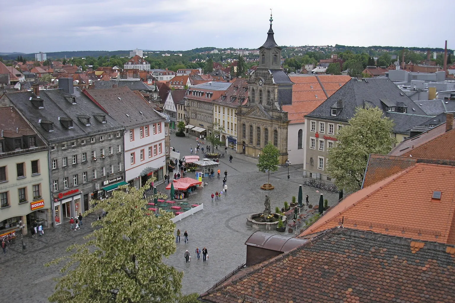 Blick über den Marktplatz der Stadt Bayreuth (fotografiert von der Karstadt-Dachterrasse), Maximilianstraße