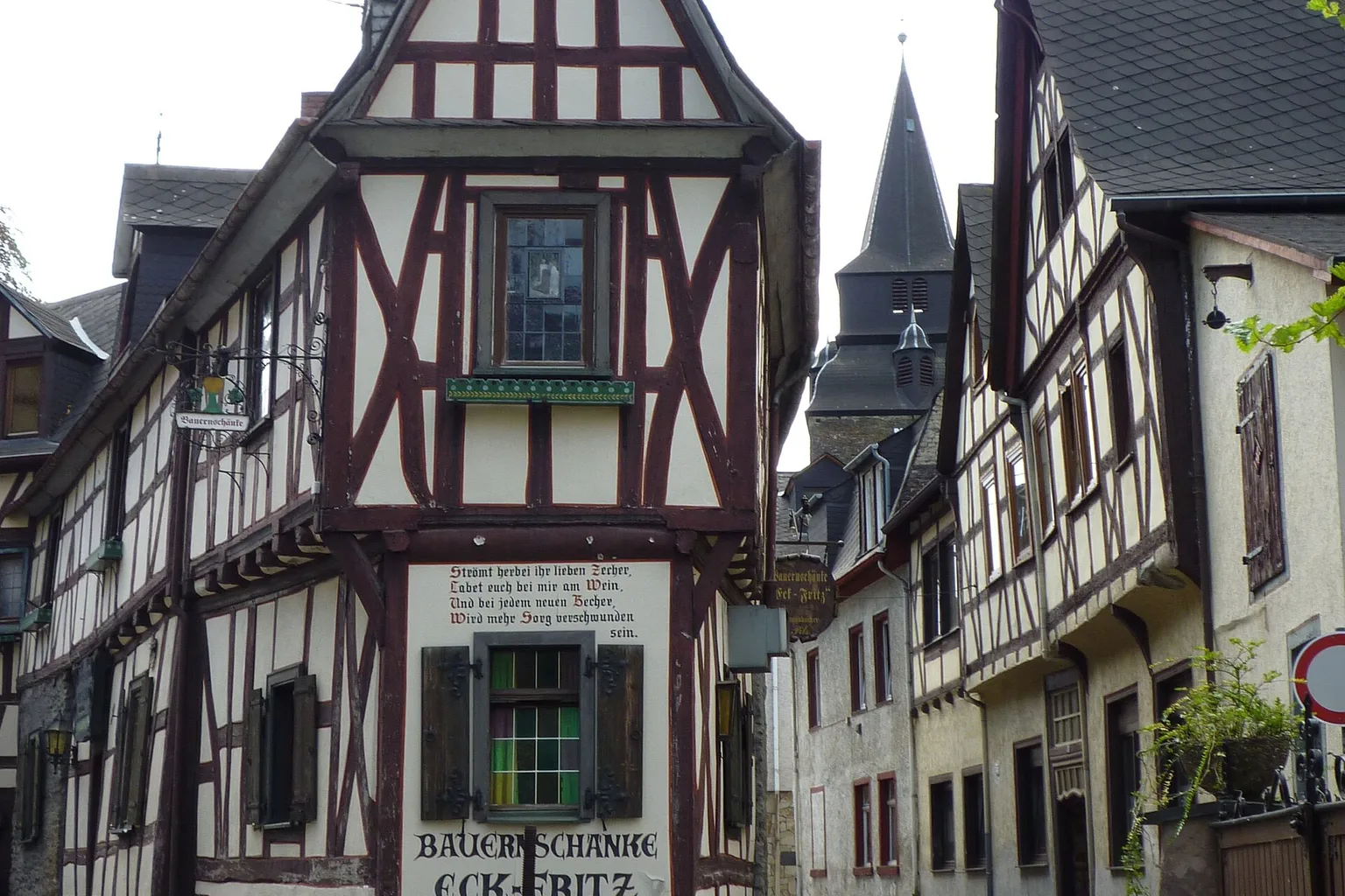 Braubach - Schlankes Fachwerkhaus in engen Gassen.jpg