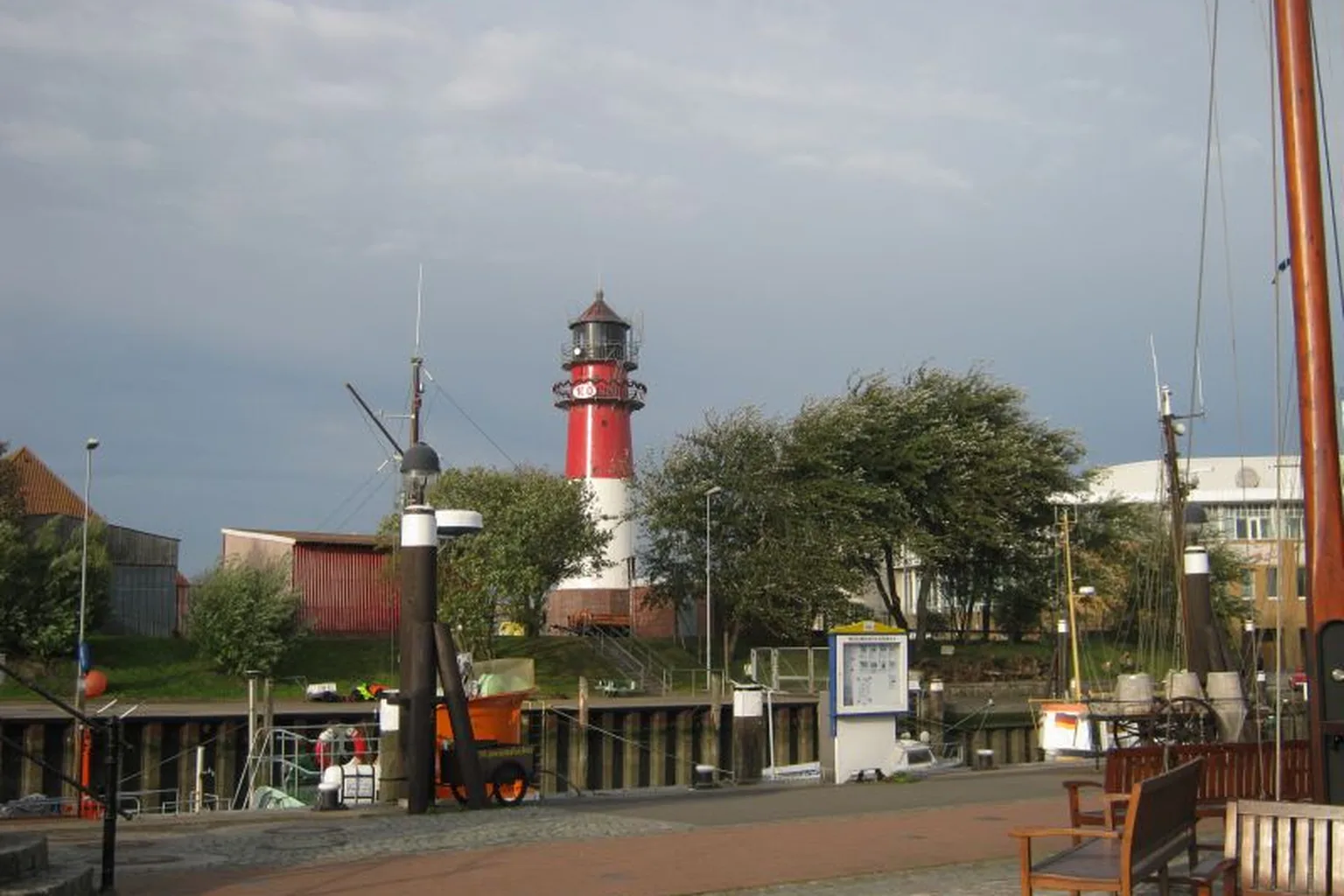 Blick über den Museumshafen auf den Büsumer Leuchtturm