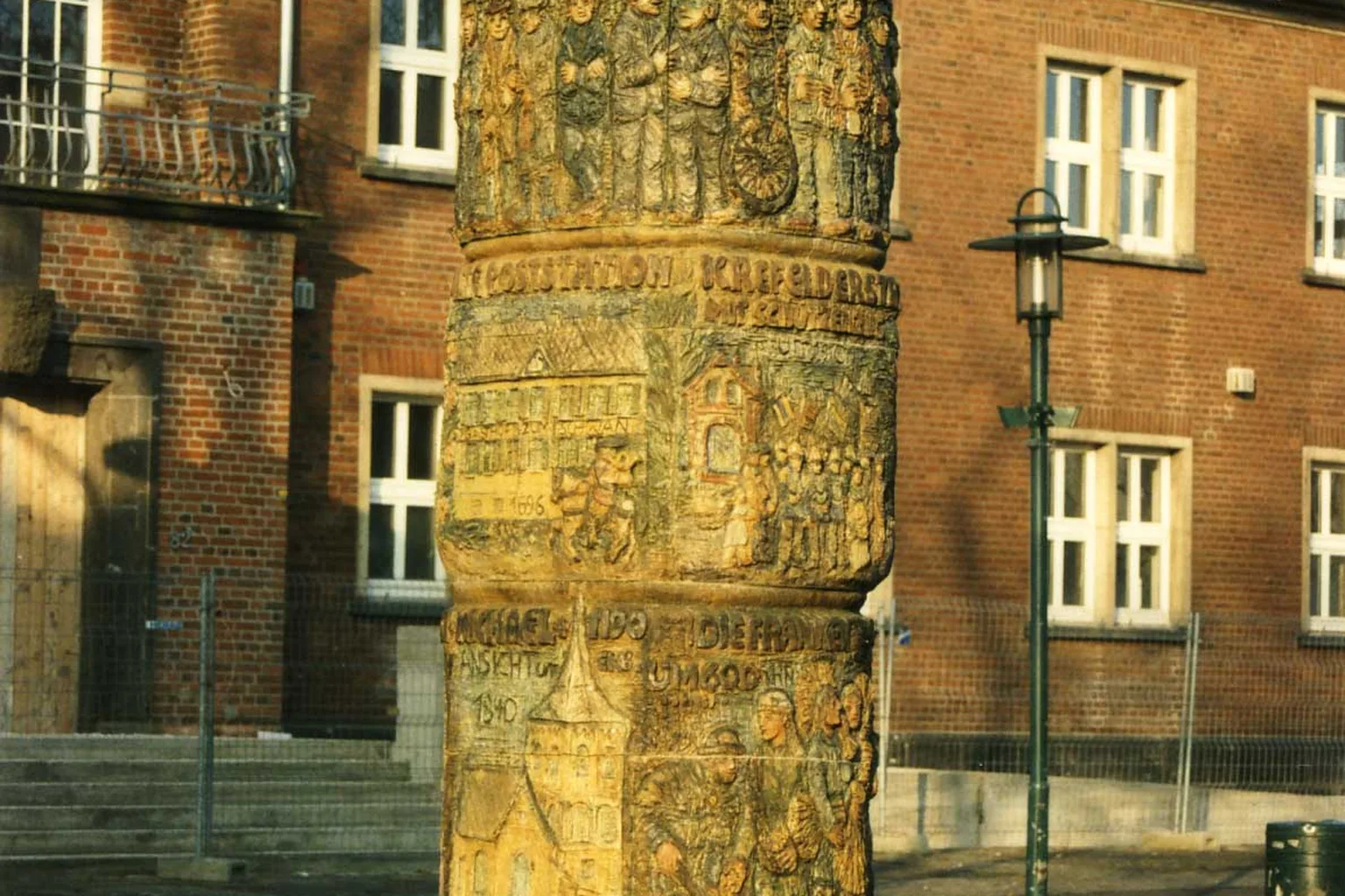 Brunnen vor dem historischen Rathaus in Dormagen