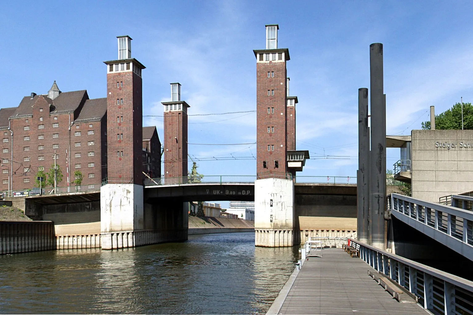 Schwanentorbrücke, Duisburg. Links im Hintergrund der ehemalige RWSG Speicher