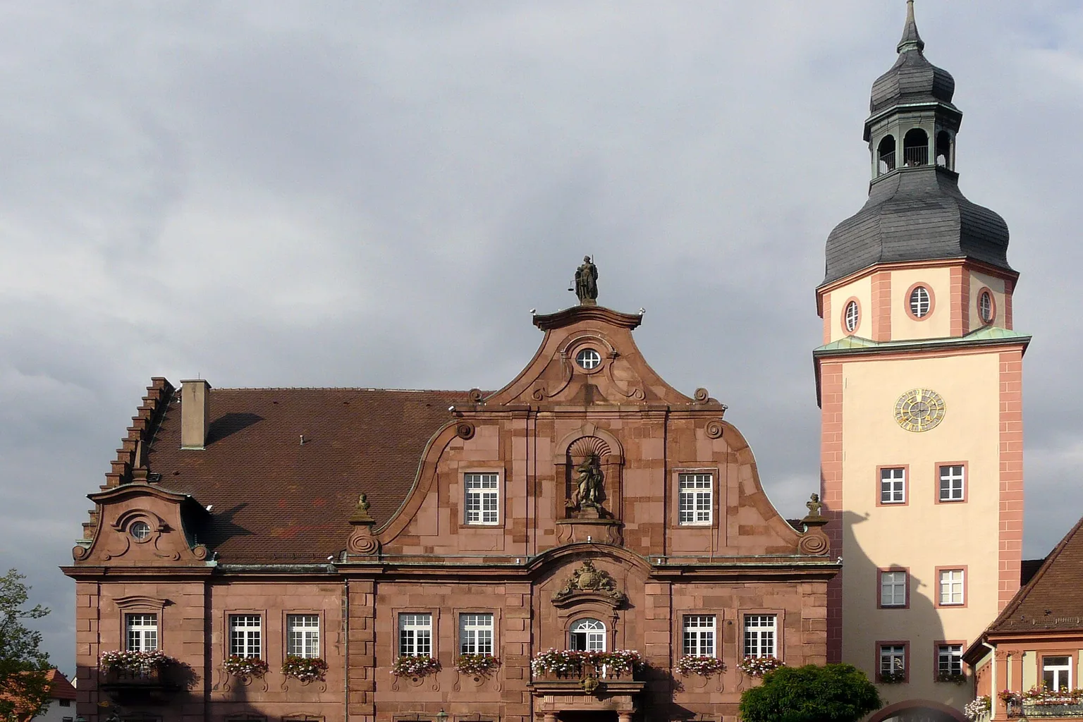 Bildinhalt: Ettlinger Rathaus mit Turm Aufnahmeort: Ettlingen, Deutschland