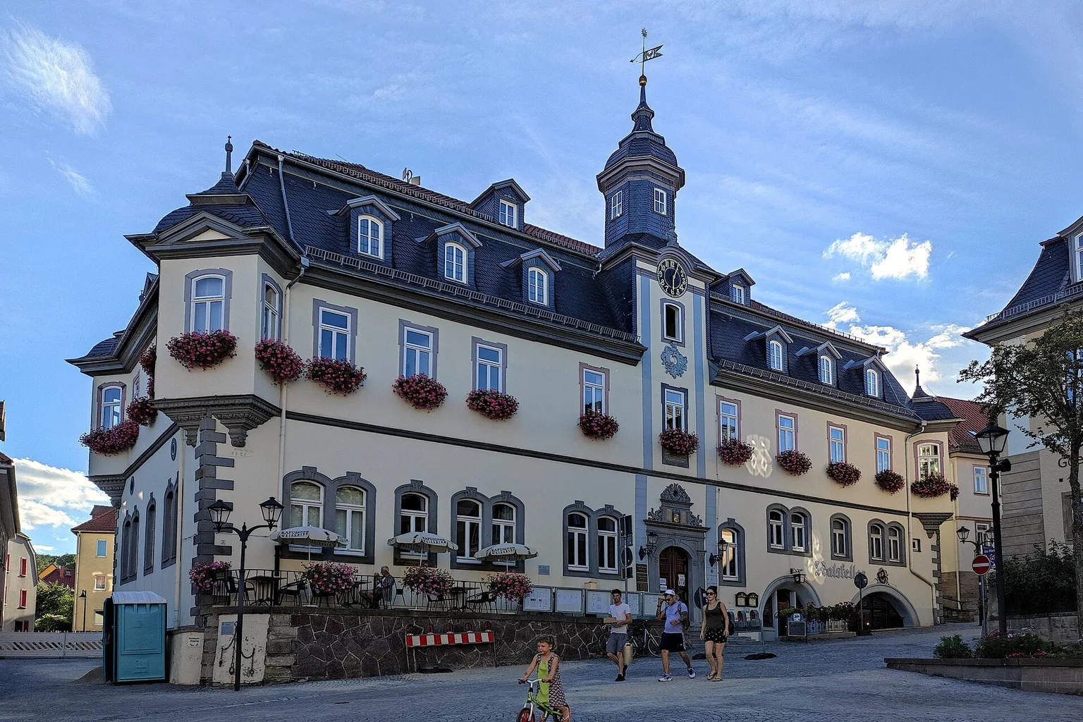 Bahnhofsgebäude von Ilmenau (Thüringen), straßenseitig betrachtet.