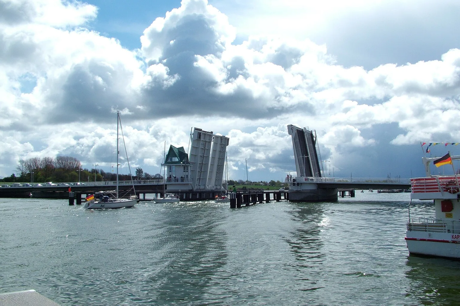 Das Bild zeigt die Klappbruecke in Kappeln / Schleswig/Holstein. Das Bild habe ich selber am 07.05.2005 aufgenommen.