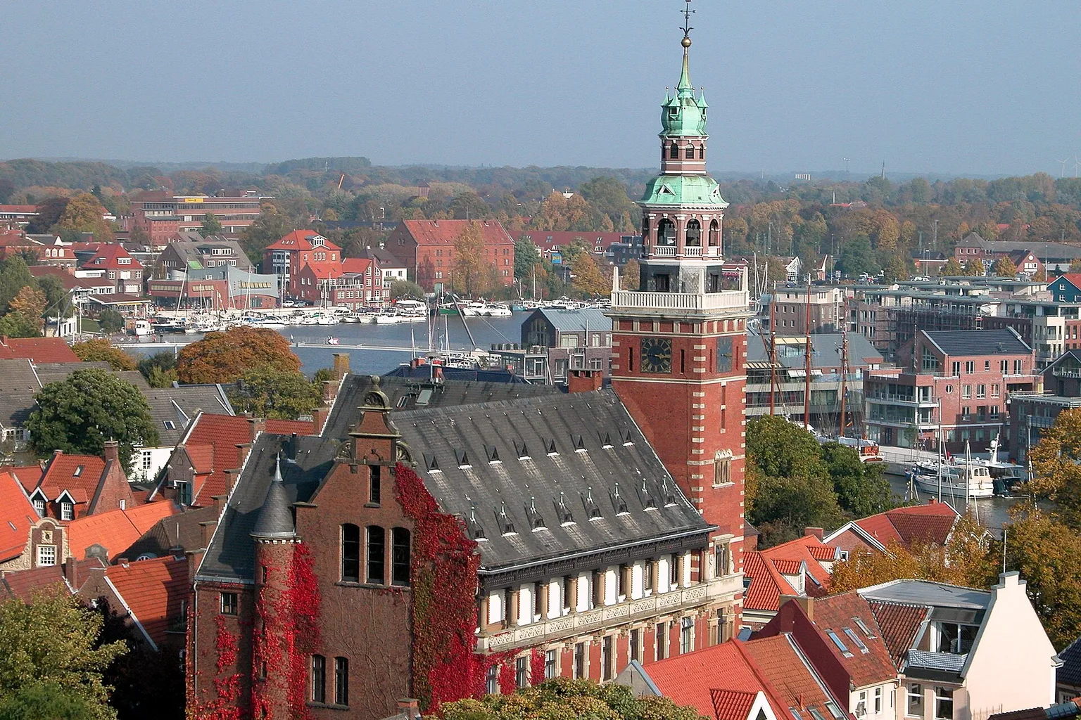 Leeraner Rathaus mit Hafen im Hintergrund.