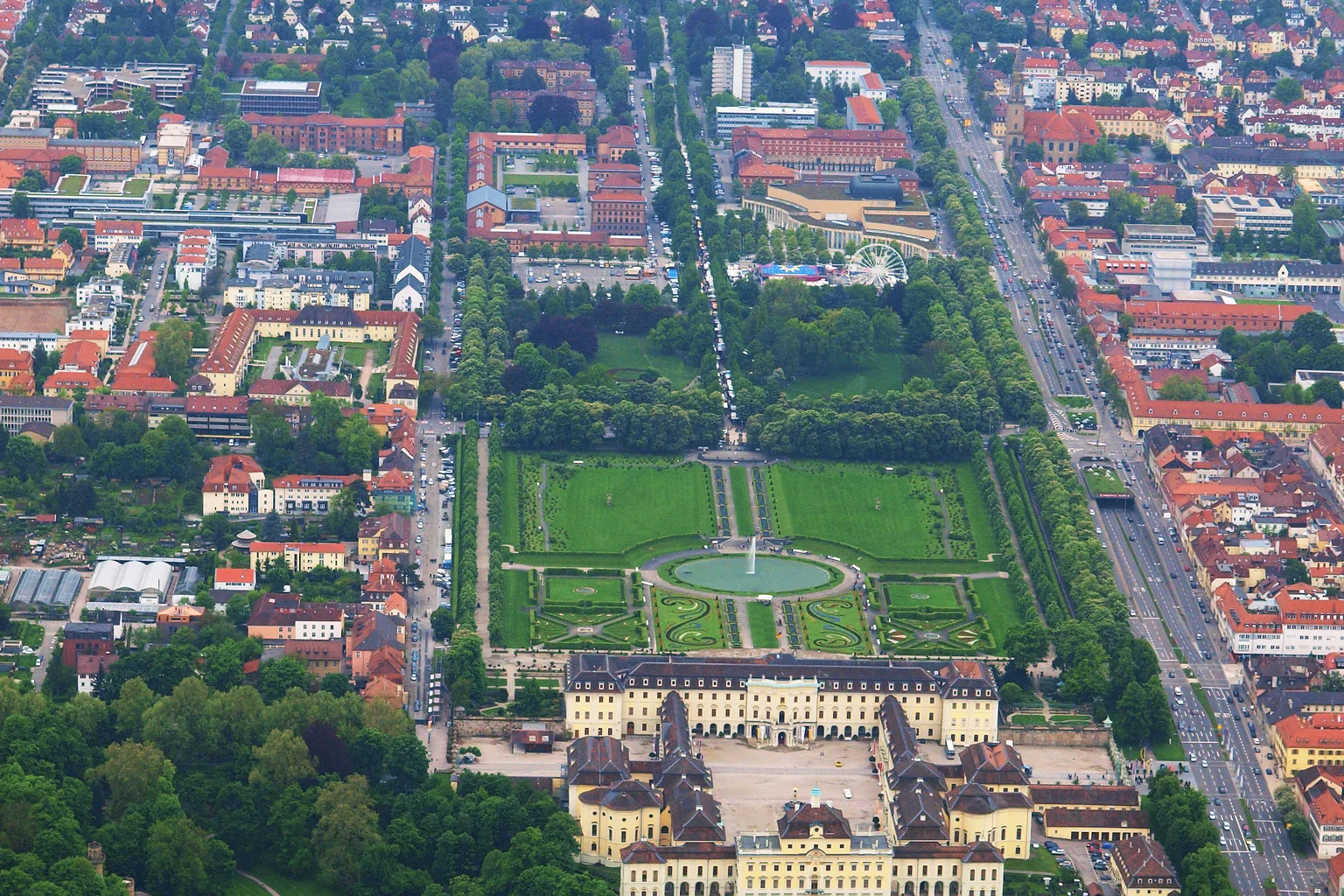 Luftaufnahme des Blühenden Barocks mit dem Residenzschloss in Ludwigsburg aus dem Jahr 2010.