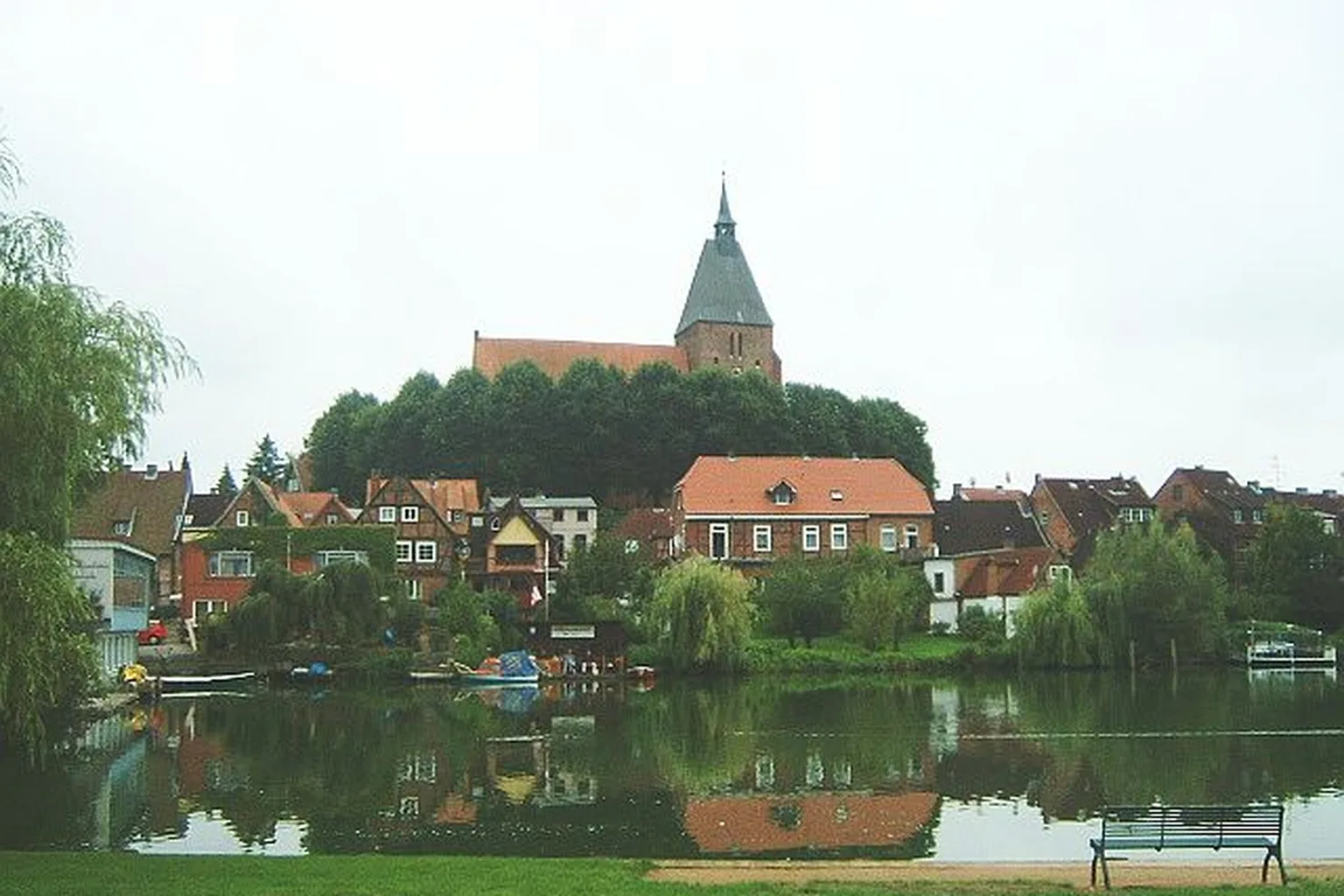 Blick auf die Möllner Altstadt vom gegeüberliegenden Ufer des Stadtsees aus