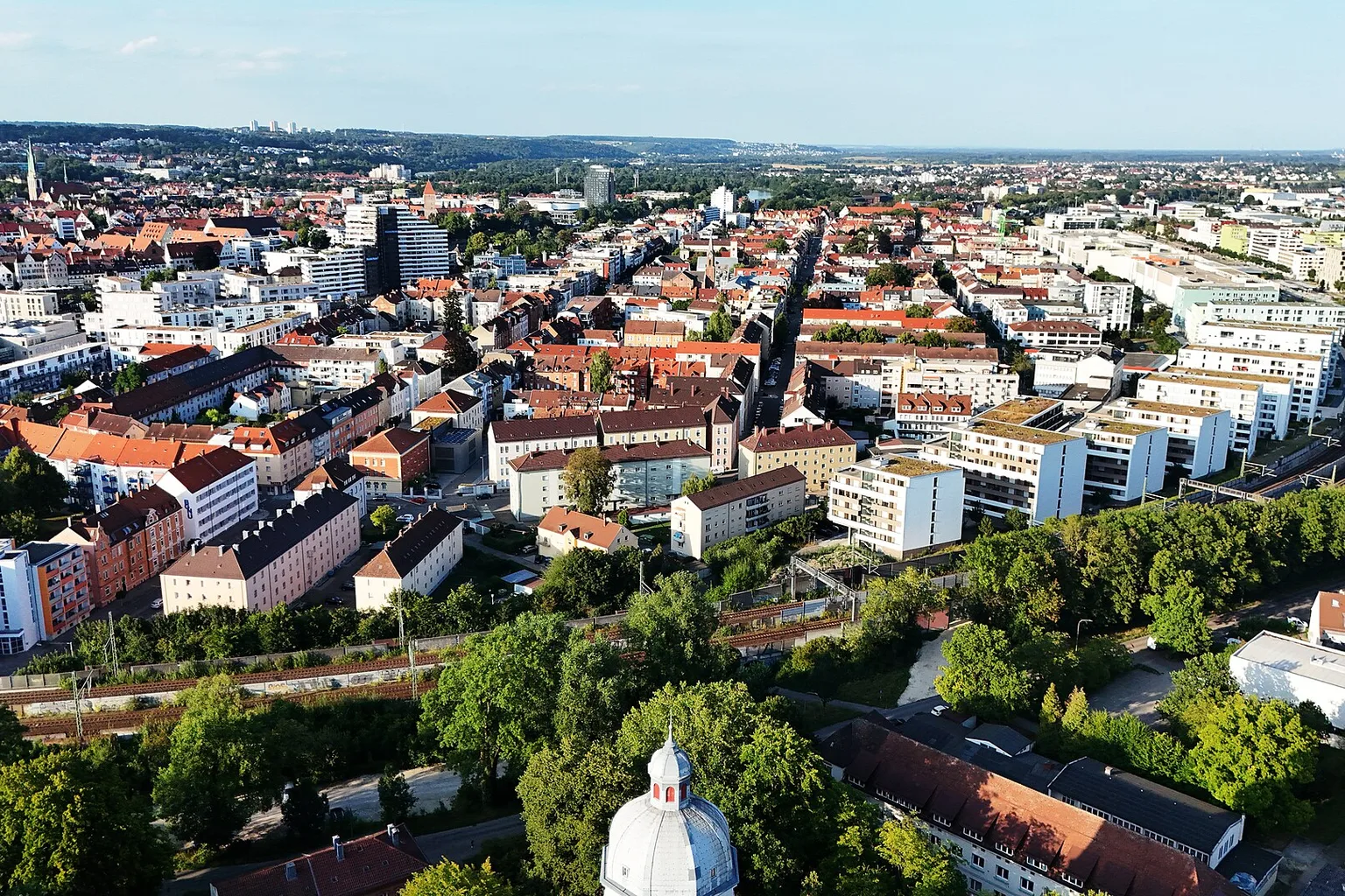 Blick vom Kollmannpark/Glacis-Anlagen über die Neu-Ulmer Innenstadt