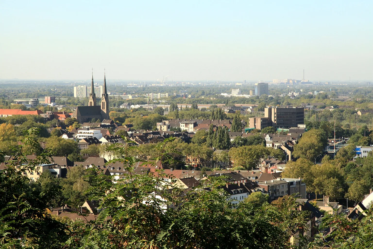 Blick vom Aussichtsturm der Knappenhalde zur Marienkirche in Oberhausen