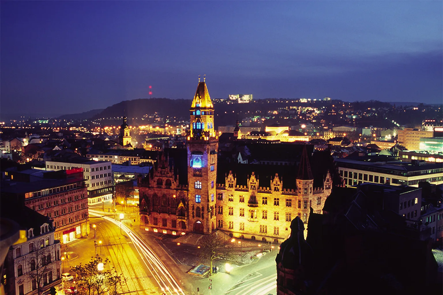 Das Rathaus in Saarbrücken bei Nacht.
