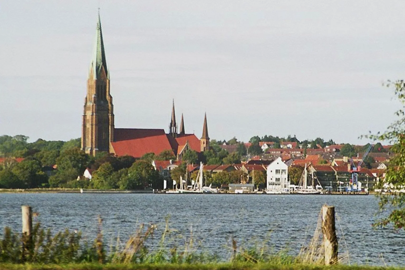 Source: made by WikiTour 2005 Description: (de:) Blick über die Schlei auf die Stadt Schleswig mit dem Schleswiger Dom