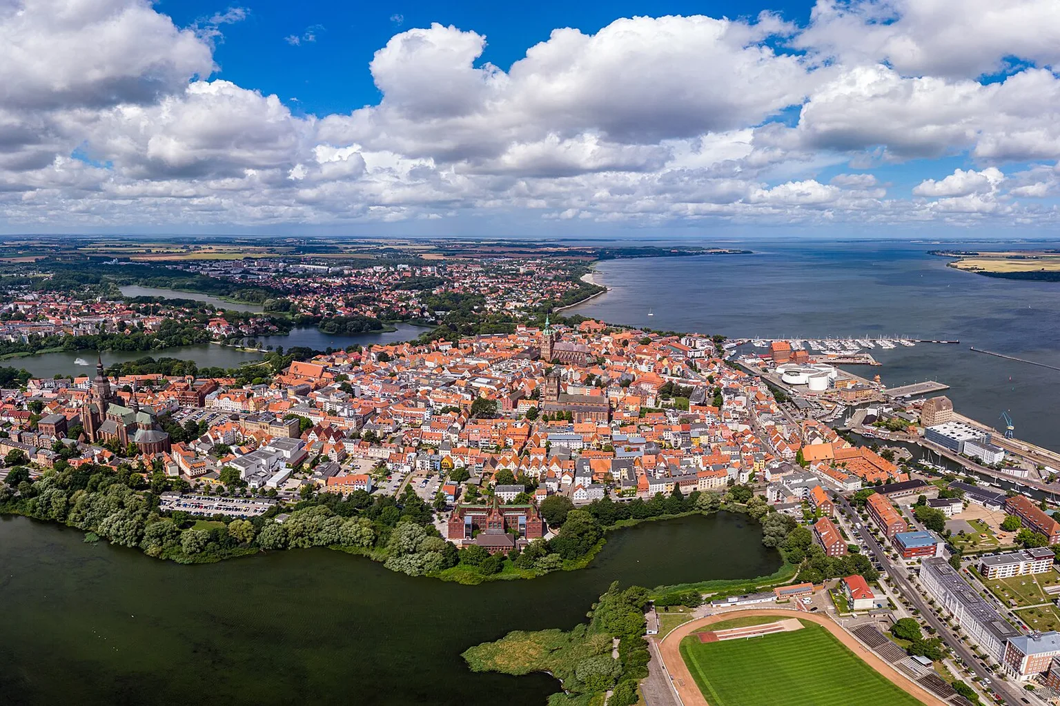 Stralsund Innenstadt, Drohnenaufnahme von senkrecht über dem Startplatz Parkplatz Staatsanwaltschaft Stralsund