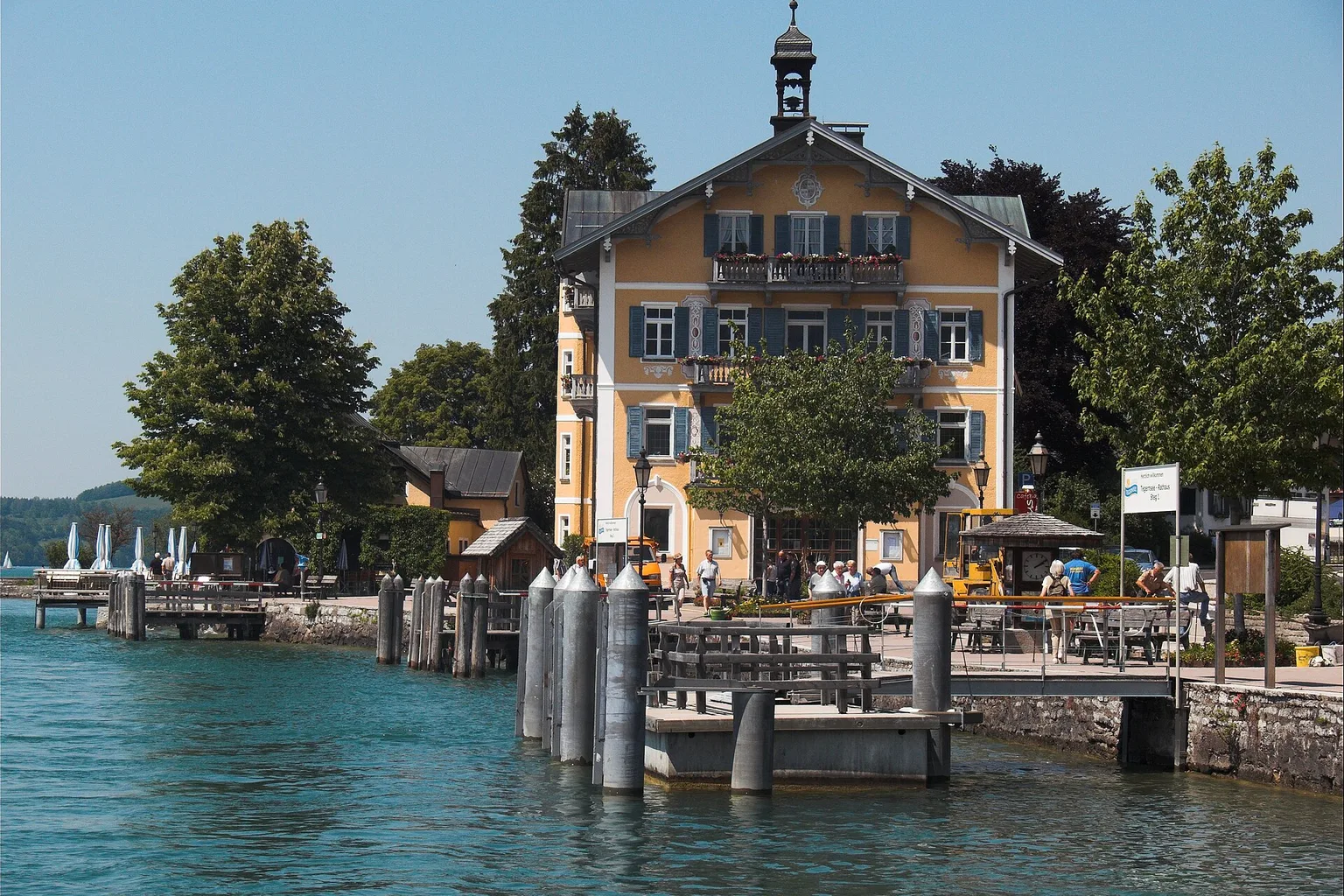 Ortzentrum von Tegernsee mit Rathaus und Bootsanleger