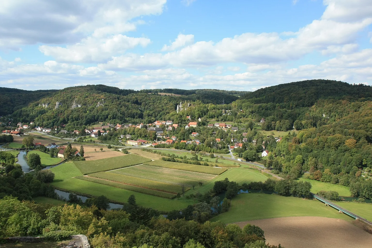 Stadt und Burgfelsen Streitberg von der Burg Neideck aus