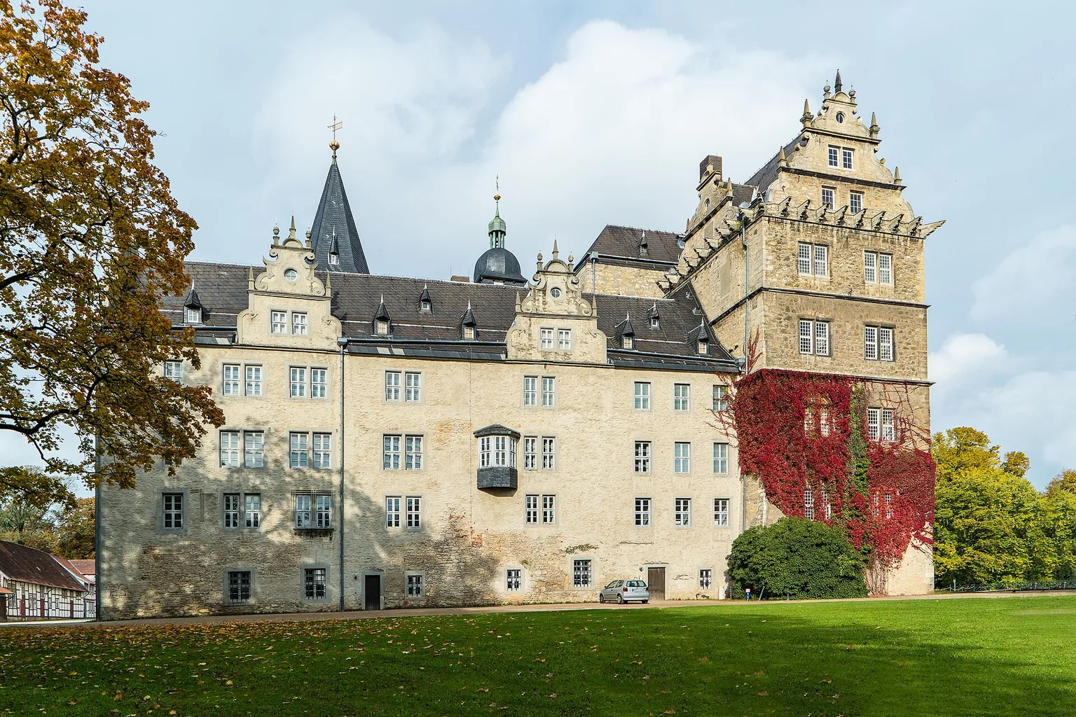 Schloss Wolfsburg Blick vom Park auf den Südflügel