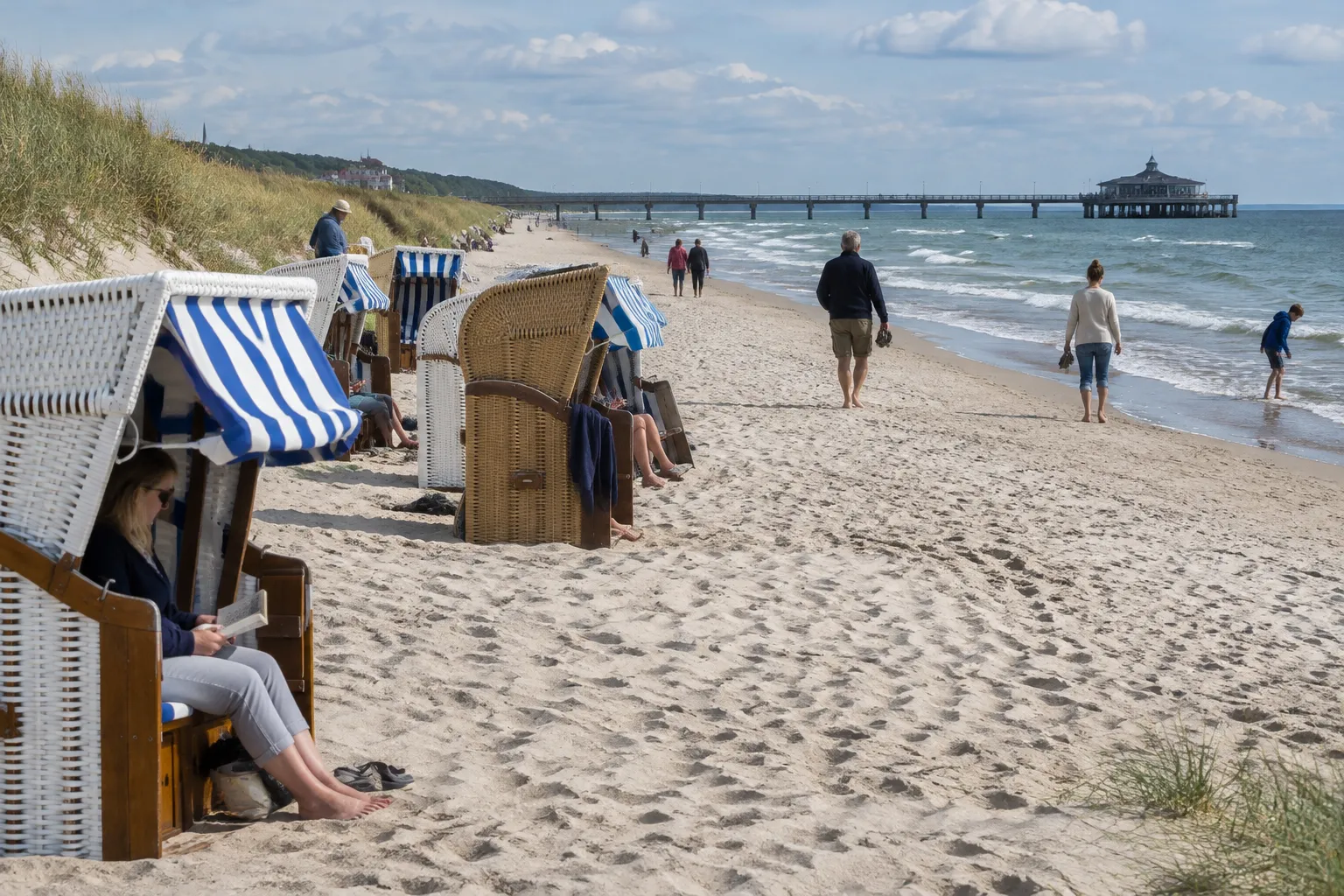 Ostseestrand mit Strandkörben, Dünen und Seebrücke